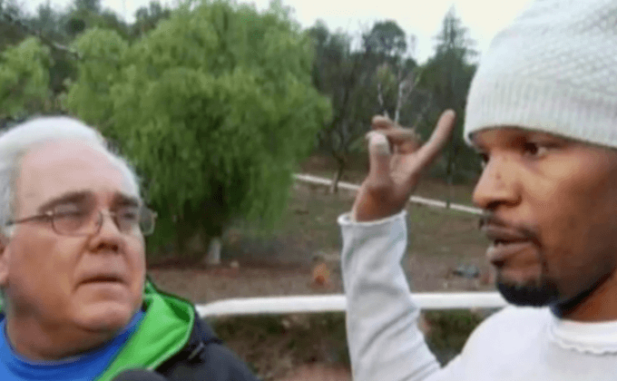 “เจมี่ ฟ็อกซ์” สวมบทฮีโร่ ช่วยชีวิตชายเคราะห์ร้ายออกมาจากรถไฟไหม้