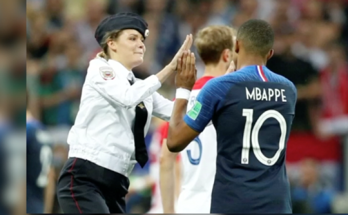 ศาลสั่งจำคุกสมาชิก “พุซซี่ ไรออต” 15 วัน ฐานป่วนฟุตบอลโลก