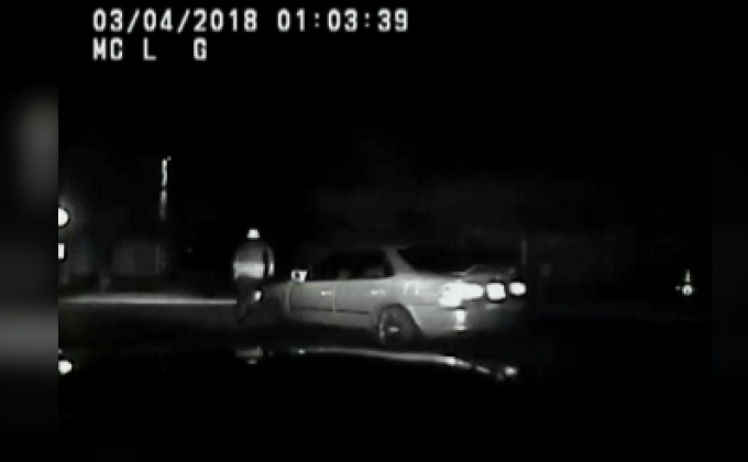 ​ชายอเมริกันหนีตำรวจ แต่กลับถูกรถตัวเองชน