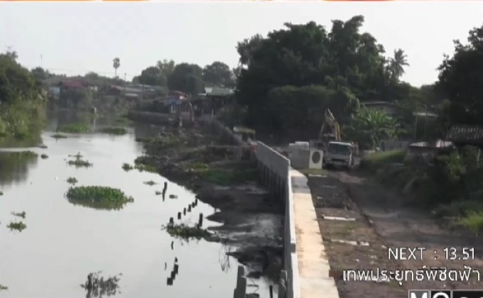 ก่อสร้างพนังป้องกันน้ำท่วมรุกแม่น้ำน้อย จ.อ่างทอง