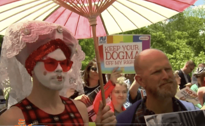 กลุ่ม LGBT ประท้วงคัดค้านคำสั่ง “เสรีภาพทางศาสนา”