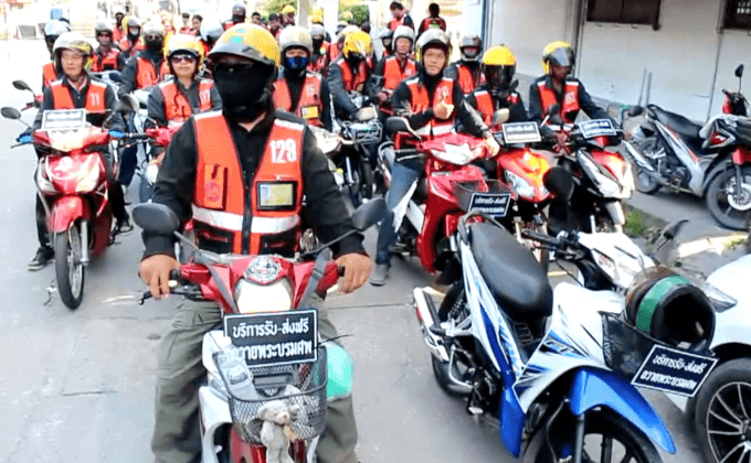 วิน จยย.หมู่บ้านบัวทอง รวมตัวให้บริการฟรี ท้องสนามหลวง