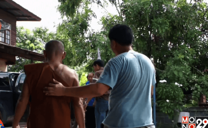 พระลูกวัดเลือดร้อน คว้ามีดปลายแหลมแทงชาวบ้าน