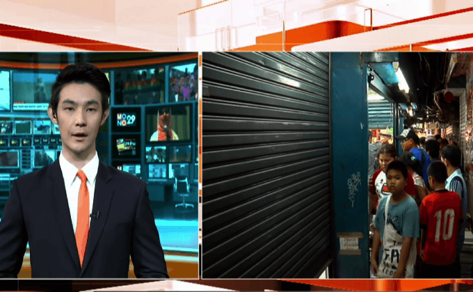 ประชาชนเลือกซื้อสินค้าลดราคาตลาดสะพานเหล็ก