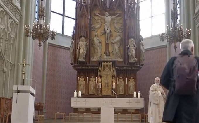 กระจกสีภาพเอ็กซเรย์ปอดในโบสถ์เยอรมนี