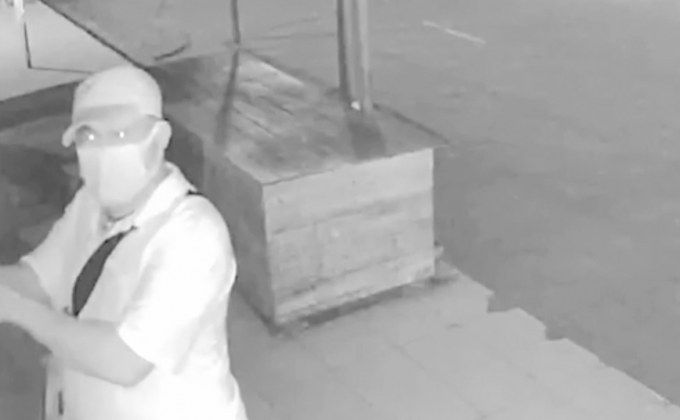 คนร้ายกำลังงัดร้านค้าหันมาเจอกล้องรีบหนีทันที