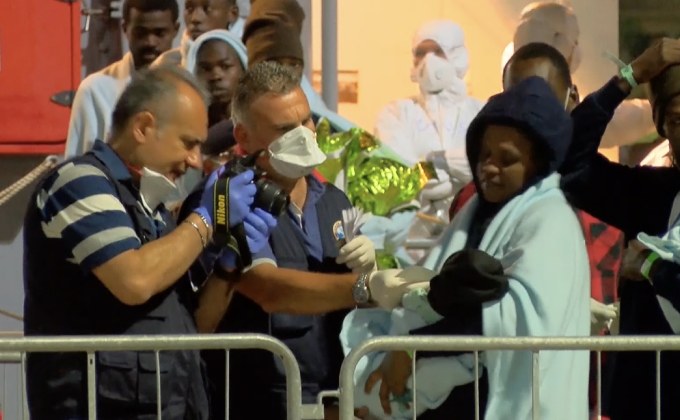 เรือผู้อพยพขึ้นฝั่งในอิตาลีท่ามกลางกระแสต่อต้าน