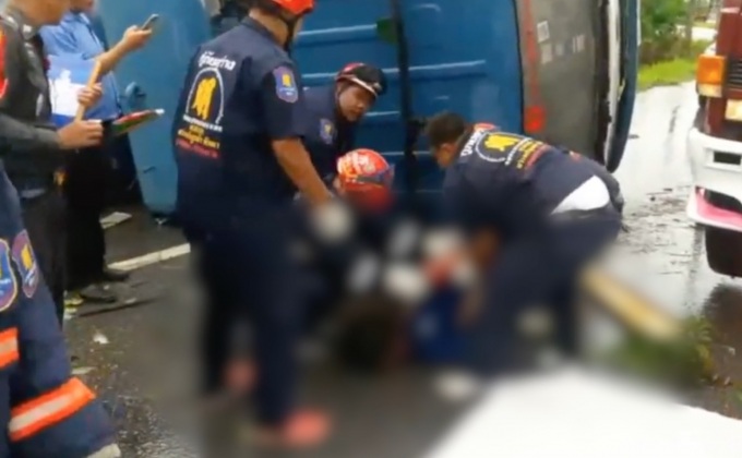 ถนนลื่นรถโม่ปูนตกร่องน้ำคนขับเสียชีวิต