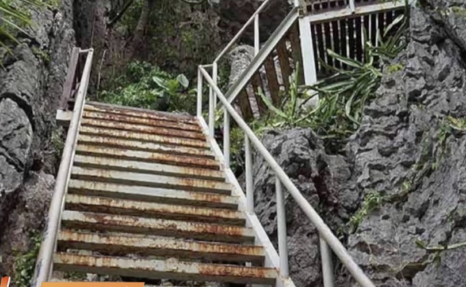 บันไดขึ้นจุดชมวิวทะเลหมู่เกาะอ่างทองหัก