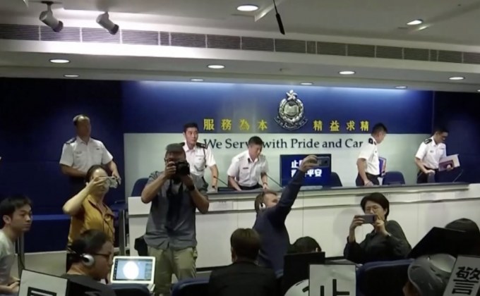 ตำรวจฮ่องกงยกเลิกแถลง เหตุนักข่าวประท้วง