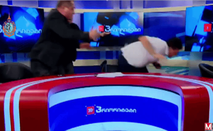 นักการเมืองจอร์เจียสาดน้ำใส่กันกลางรายการทีวี