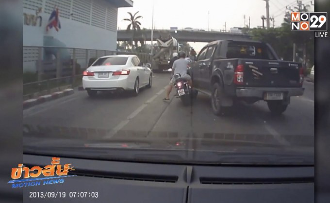 ตร.แจ้ง 6 ข้อหา กระบะเฉี่ยว จยย.พ่อลูก