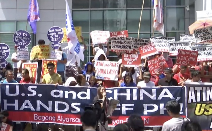 ชาวฟิลิปปินส์รวมตัวประท้วงสถานกงสุลจีน