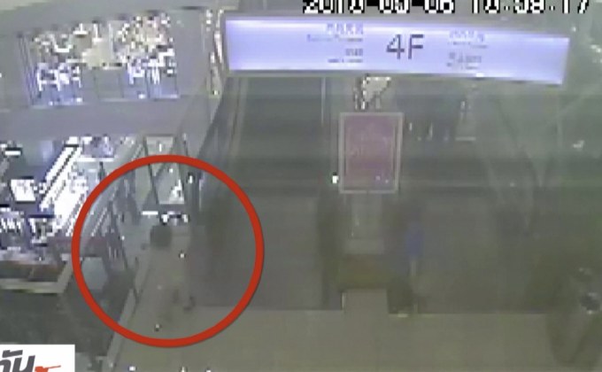 เด็กจีนเล่นซนหวิดตกบันไดเลื่อนชั้น 4