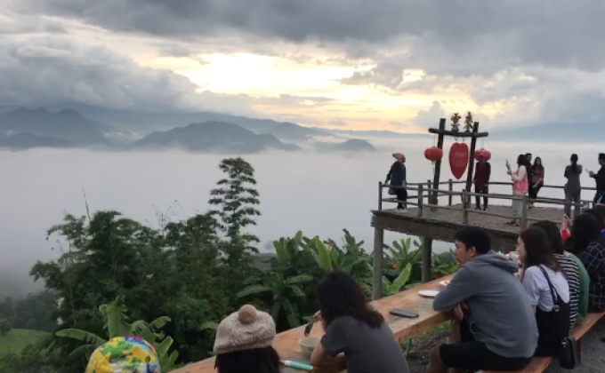 นักท่องเที่ยวชมทะเลหมอกหยุนไหล จ.แม่ฮ่องสอน