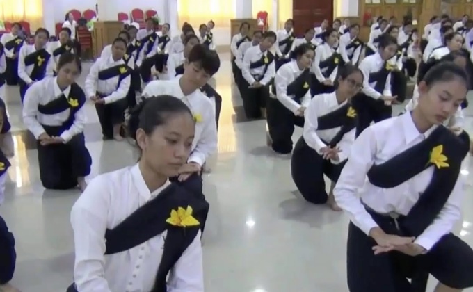 ครู-นร.มุกดาหาร รวมใจซ้อมรำถวายหน้าพระเมรุมาศจำลอง