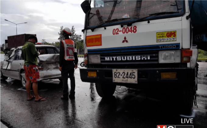 ฝนตกถนนลื่นรถชนกันระนาวเจ็บ 4 คน