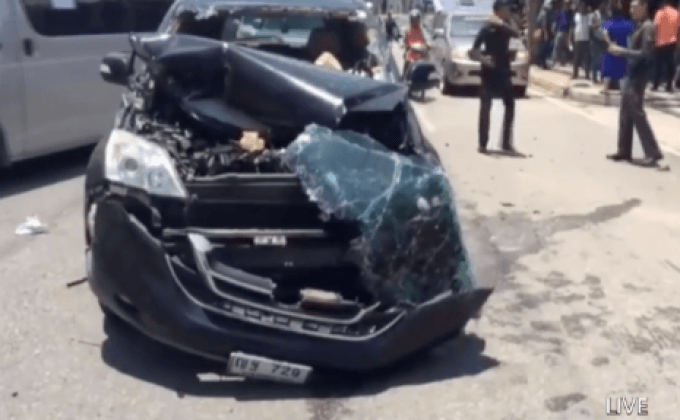 ท่อนเหล็กหล่นจากรถ 6 ล้อ เสียบรถยนต์