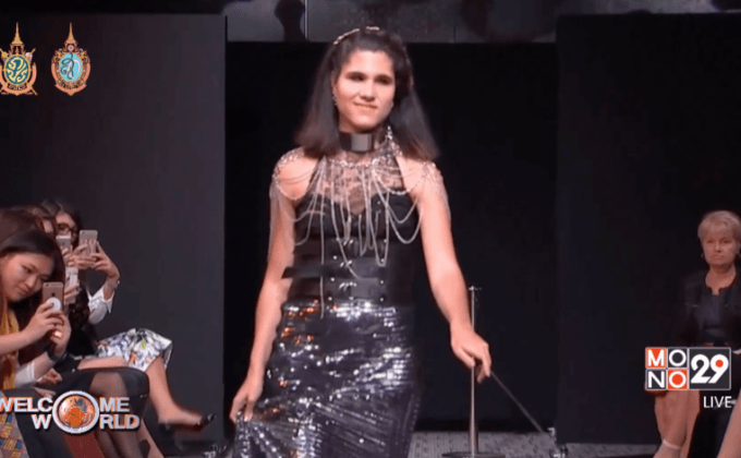 หญิงพิการทางสายตาเดินแฟชั่นโชว์ที่กรุงปารีส