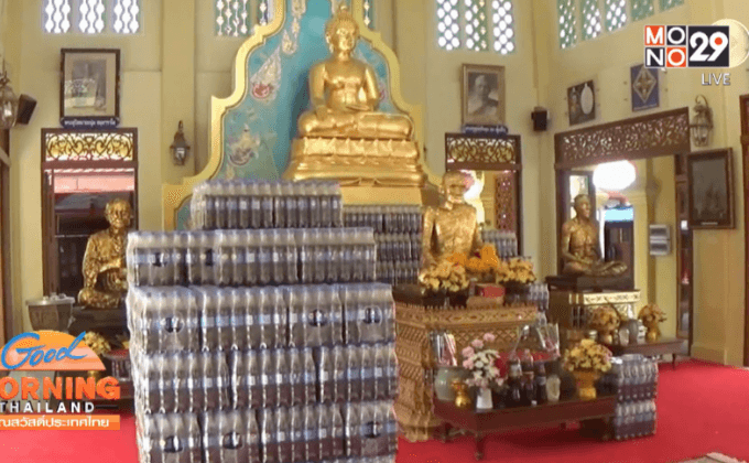 ชาวอ่างทองแห่แก้บนด้วยน้ำอัดลมนับหมื่นขวด