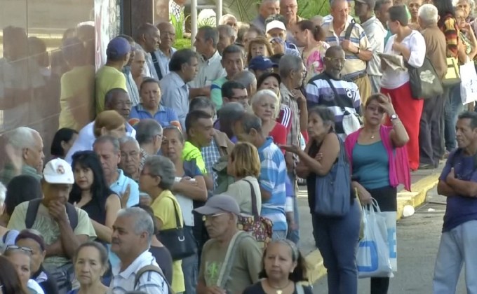 ผู้รับบำนาญเวเนซุเอลารอเงินจากธนาคาร