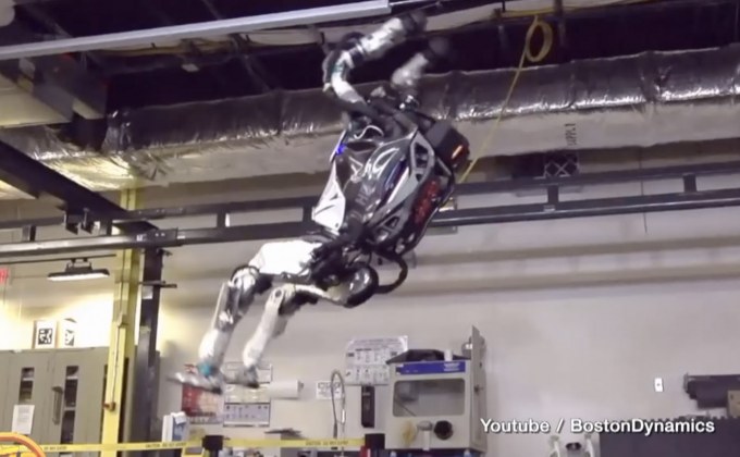 หุ่นยนต์ Atlas โชว์กระโดดลังกาหลัง