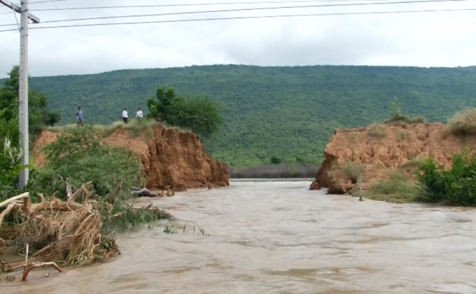 เร่งซ่อมคันดินสระเก็บน้ำ ม.เกษตรฯ จ.ลพบุรี
