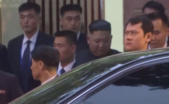 “คิม” เยี่ยมสถานทูตเกาหลีเหนือในกรุงฮานอย