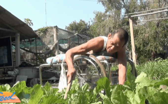 สุดทึ่ง! ลุงพิการครึ่งท่อน นอนปลูกผัก-ทำงานฝีมือ สู้ชีวิต