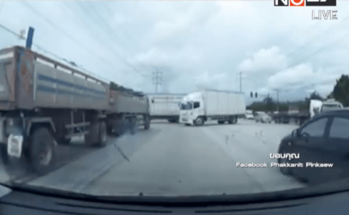 รถพ่วง 22 ล้อ หักหลบรถรอดหวุดหวิด จ. ฉะเชิงเทรา