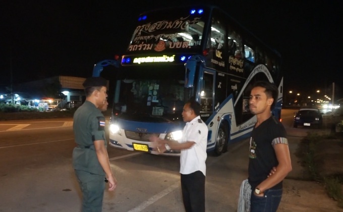 รถทัวร์ขว้างขวดใส่รถพ่วงเหตุไม่พอใจปาดหน้า