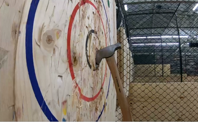 “ขว้างขวาน” กีฬาระบายความเครียดในสหรัฐฯ