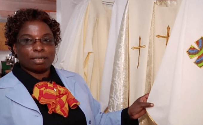 หญิงเคนยาตัดเสื้อคลุมถวายโป๊ปฟรานซิส