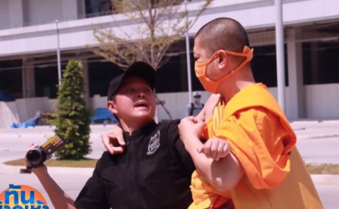 นาทีชุลมุน! พระวัดธรรมกาย ตบกล้องล็อกคอดีเอสไอ สาว