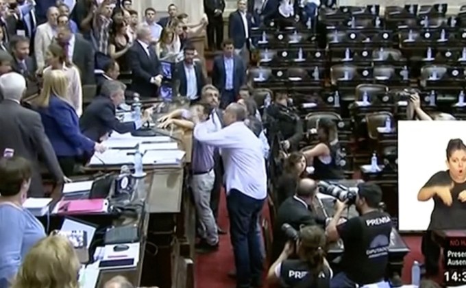 สภาล่างอาร์เจนตินาเลื่อนโหวตแผนปฏิรูปเบี้ยบำนาญ