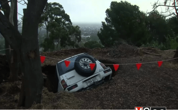 หลุมยุบกลืนรถที่ออสเตรเลีย