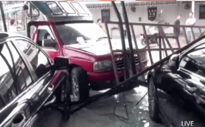 รถสองแถวพุ่งชนโชว์รูมรถหรู