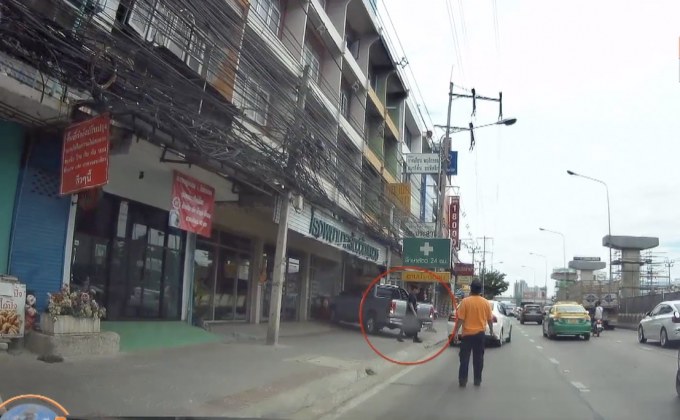 ร้องแก้ปัญหาเรื้อรัง จอดรถยนต์บนทางเท้า