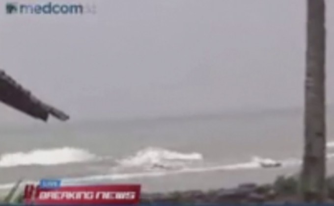 สึนามิพัดเข้าถล่มชายหาดทางตะวันตกของอินโดนีเซีย