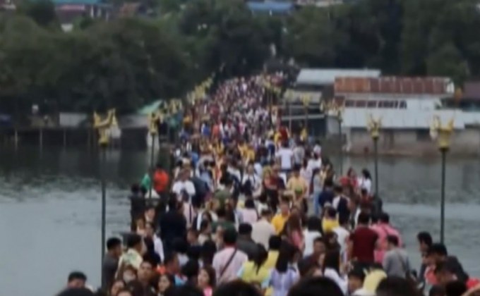 บรรยากาศท่องเที่ยว “สังขละบุรี” ช่วงหยุดยาวสุดคึกคัก