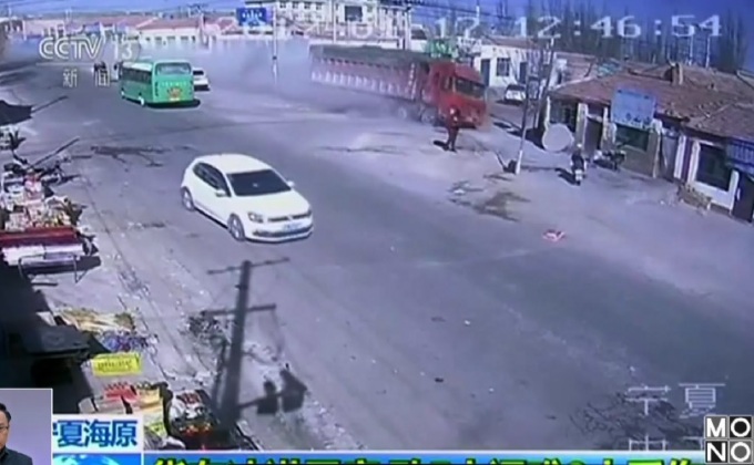 รถบรรทุกพุ่งชนบ้านในจีน