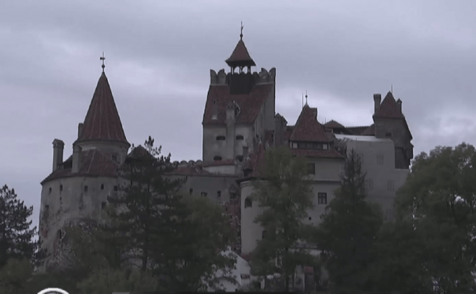 ค้างคืนปราสาทแดรกคิวล่า