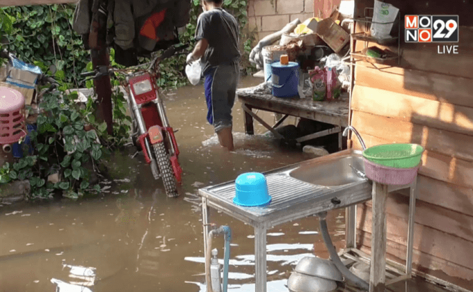 ชาวบ้านขนของหนีท่อประปาแตกน้ำท่วมบ้าน