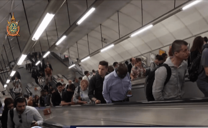 รถไฟใต้ดินลอนดอนทดลองการยืนบนบันไดเลื่อน