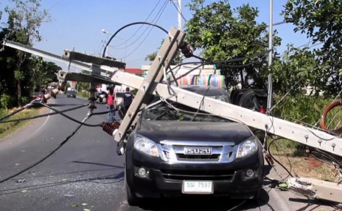 รถขนปูนเกี่ยวสายไฟทำเสาไฟฟ้าล้มทับกระบะ