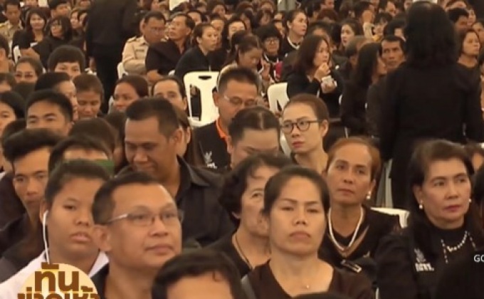 ประชาชนหลั่งไหลสักการะพระบรมศพ