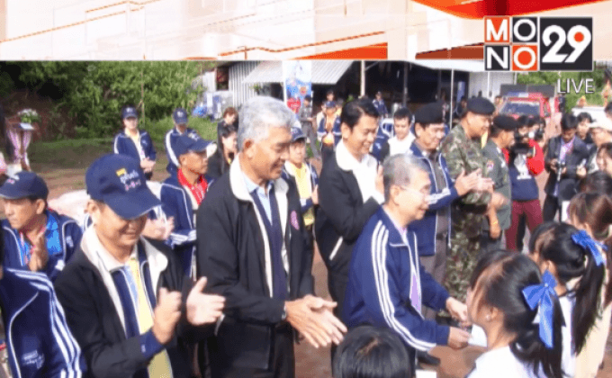 รมว.พม. มอบผ้าห่มช่วยชาวเขาภูทับเบิก