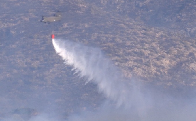 นักดับเพลิงเร่งดับไฟป่าในกรีซ