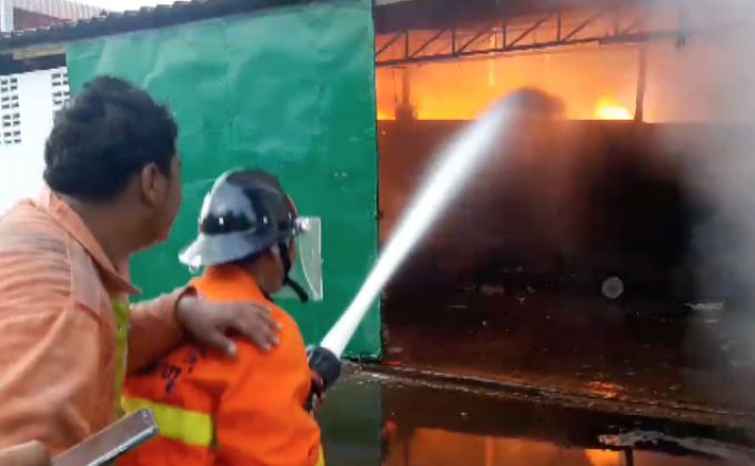 ไฟไหม้โกดังสินค้าโรงงานรีไซเคิลพลาสติก