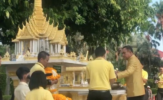 นายกฯ สักการะสิ่งศักดิ์สิทธิ์รับปีใหม่ไทย